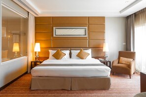 Executive Suite, 1 King Bed | Minibar, in-room safe, soundproofing, free cribs/infant beds