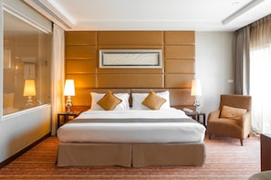 Executive Suite, 1 King Bed | Minibar, in-room safe, soundproofing, free cribs/infant beds