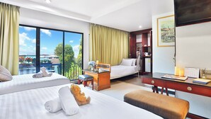 Deluxe room with Free Snack Bar 24Hrs  | Bar mini, peti besi dalam bilik, meja, langsir/tirai gelap terus 