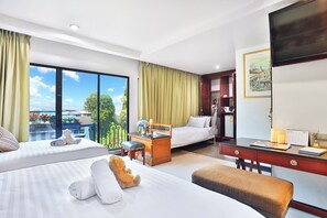 Deluxe room with Free Snack Bar 24Hrs | 迷你吧、客房內保險箱、獨特裝潢、布置獨特