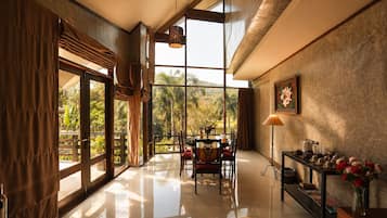 Luxury 2 bedroom | In-room safe, blackout drapes, free WiFi, bed sheets