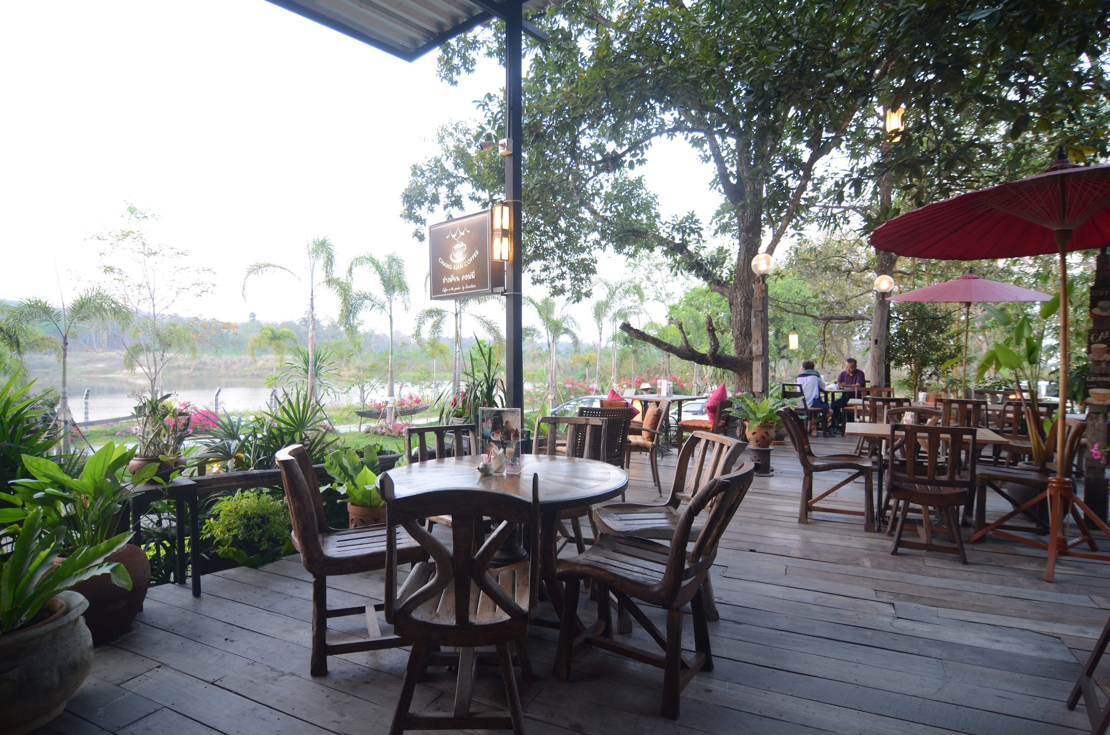 供应早餐、午餐和晚餐