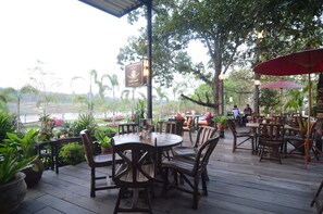 早餐，供應午餐和晚餐