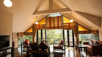 Penthouse | In-room safe, blackout curtains, free WiFi, bed sheets