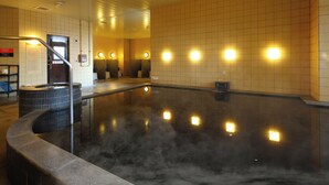 A steam room with a tiled floor and walls, a central pool, and multiple light fixtures. - APA Hotel Chiba Yachiyo Midorigaoka (Yachiyo)