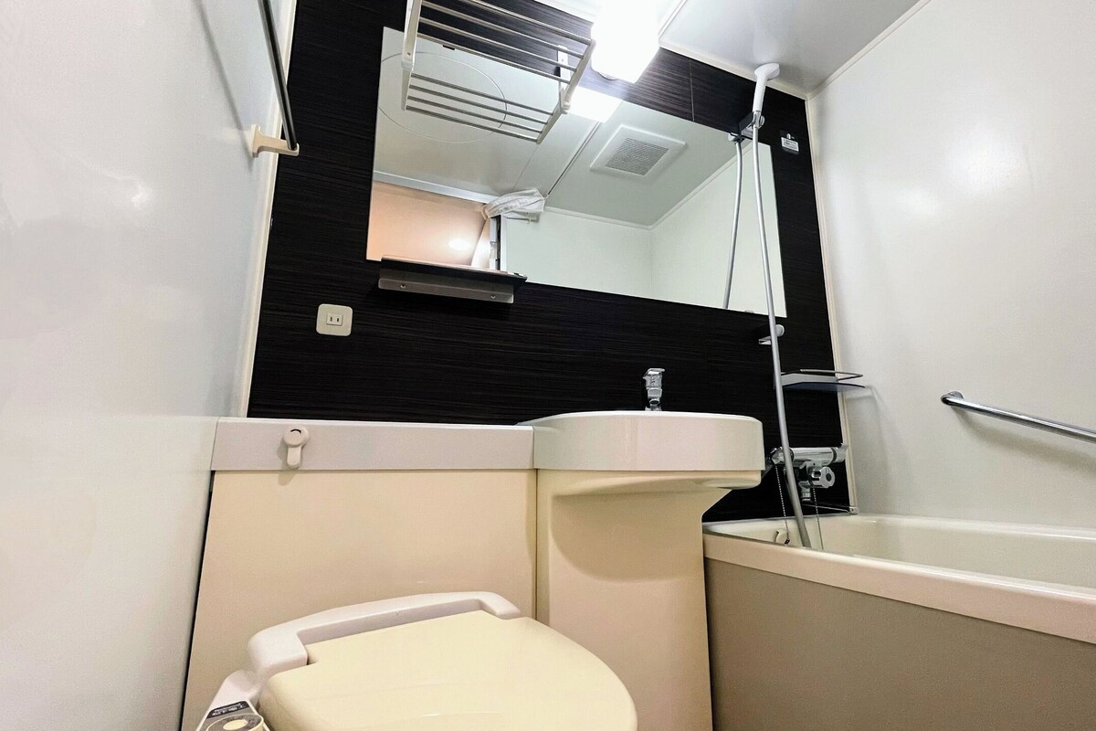 Un baño con inodoro, lavabo y bañera.