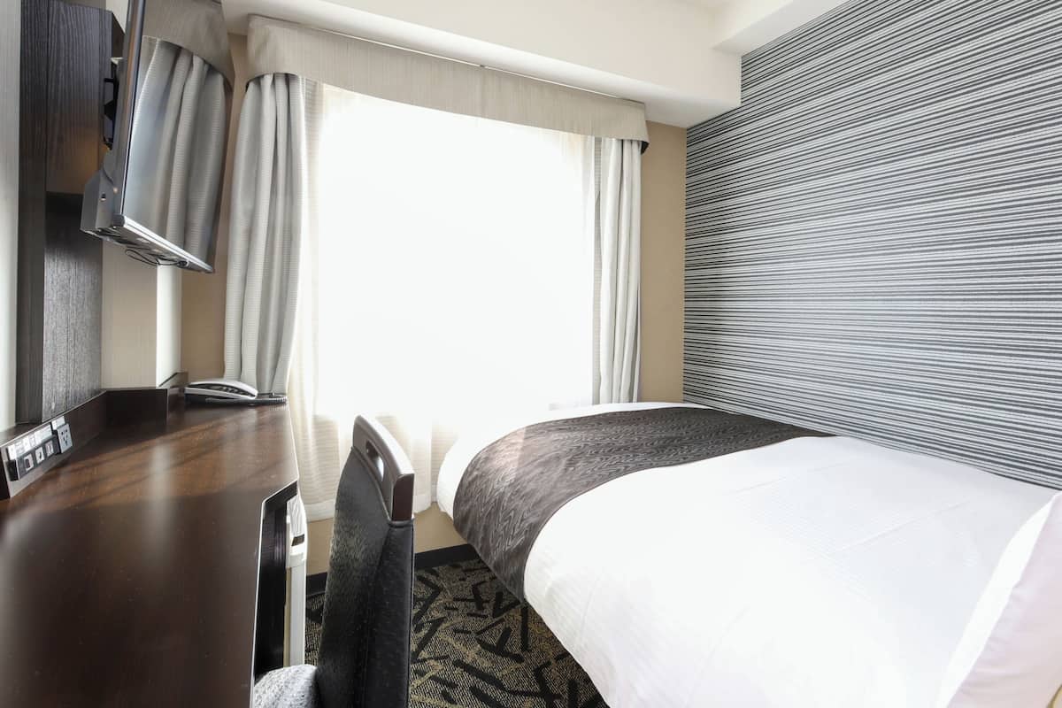 Cubrecamas, escritorio, cortinas blackout y wifi gratis