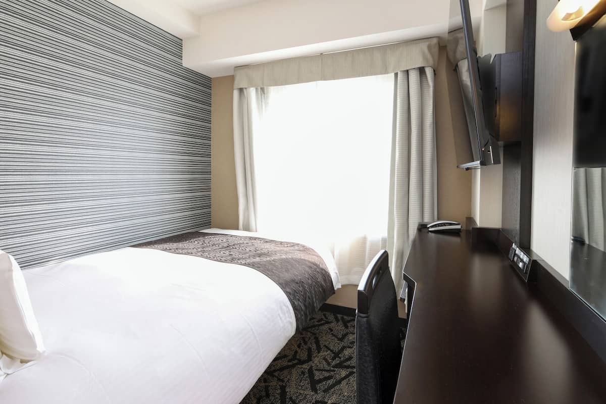 Cubrecamas, escritorio, cortinas blackout y wifi gratis