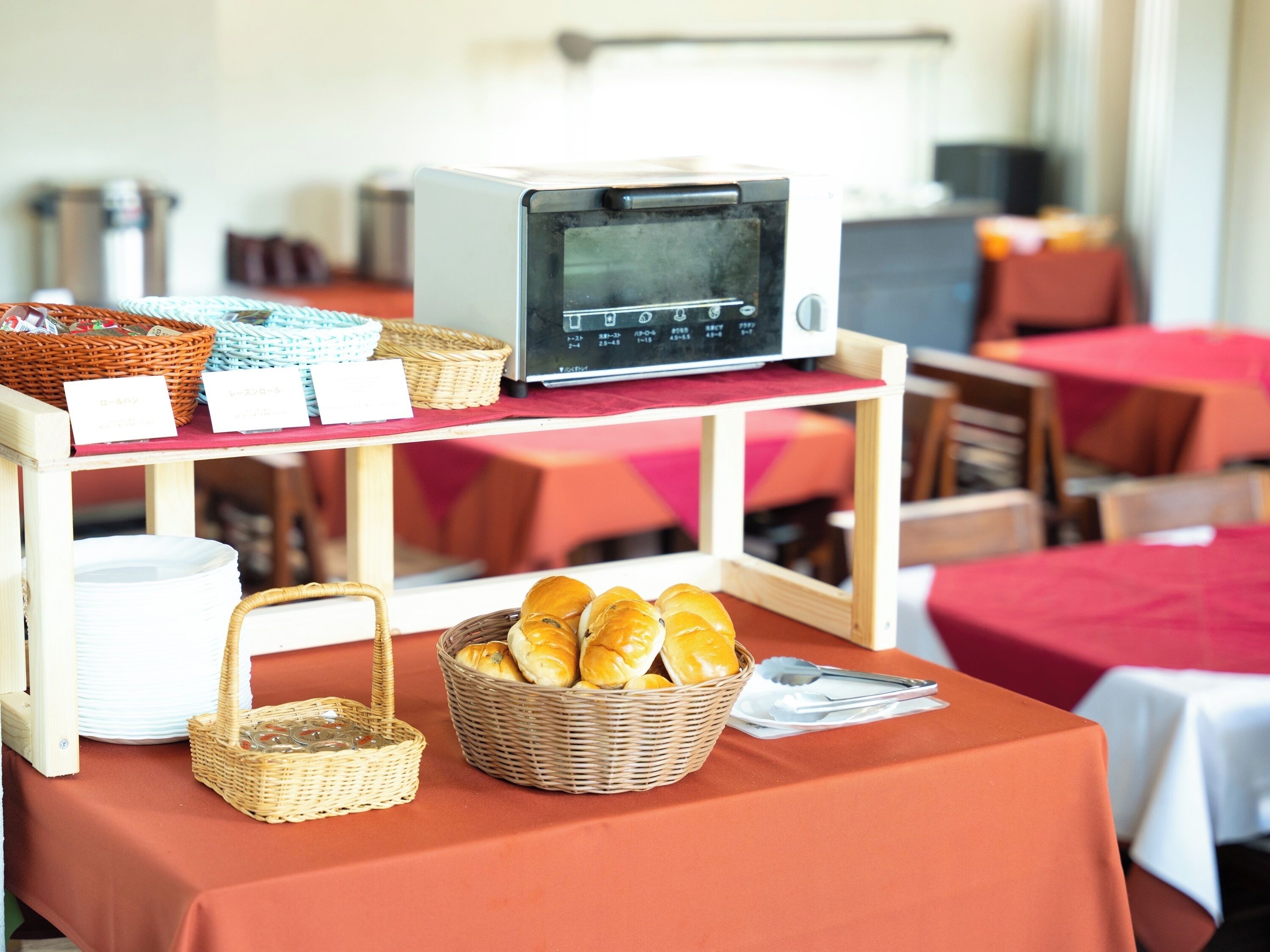 Phục vụ bữa sáng và bữa tối 