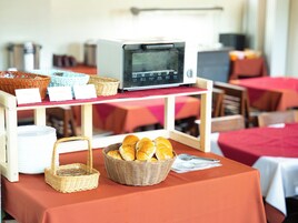 Breakfast and dinner served