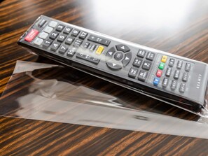 Un control remoto sobre una superficie de madera.