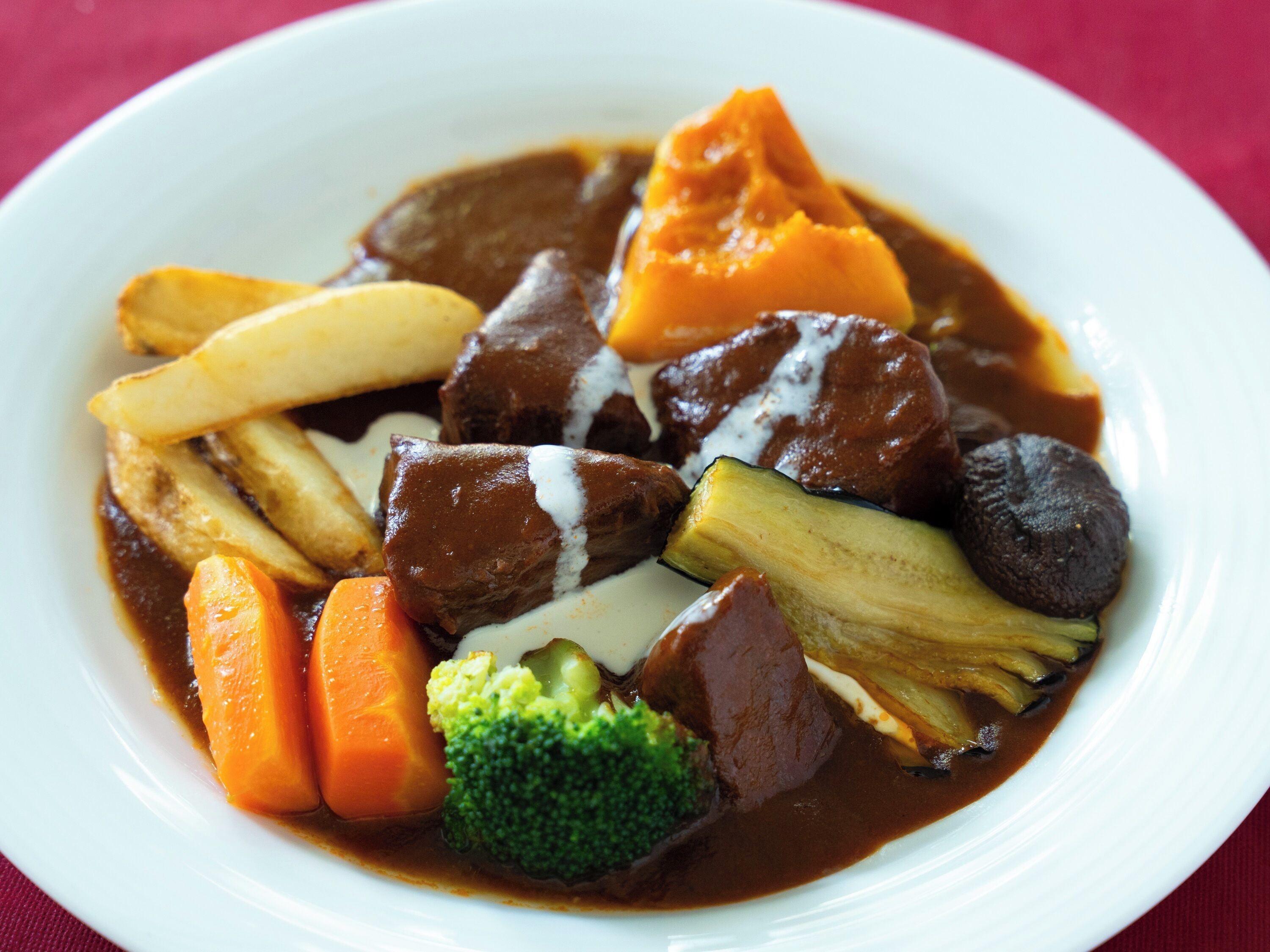 Un plato de estofado de carne con verduras.