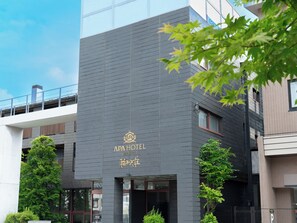 A modern building with a dark facade and a sign that reads "APA HOTEL". - APA Hotel Karuizawa Ekimae Karuizawaso (Karuizawa)