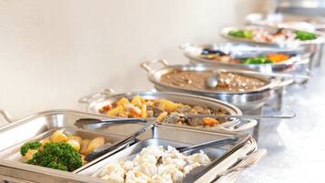 Daily buffet breakfast (JPY 2200 per person)