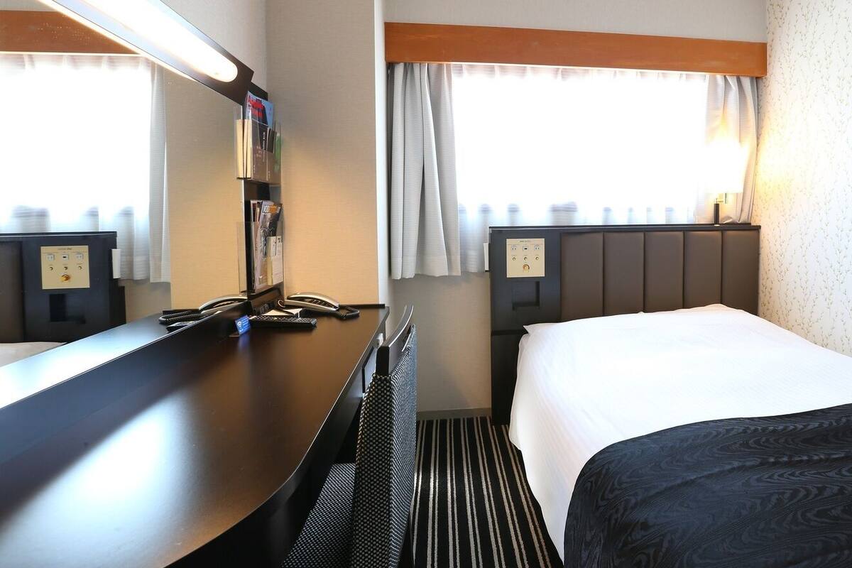 Couette en duvet, bureau, rideaux d’obscurcissement
