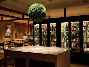 2 restaurantes, se sirven desayunos, comidas, cenas y cocina japonesa