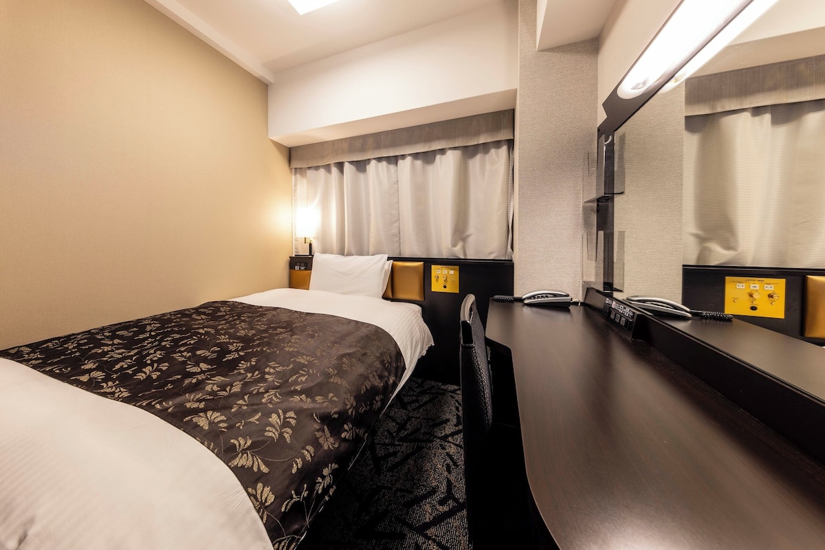 Down duvets, desk, blackout curtains, free WiFi
