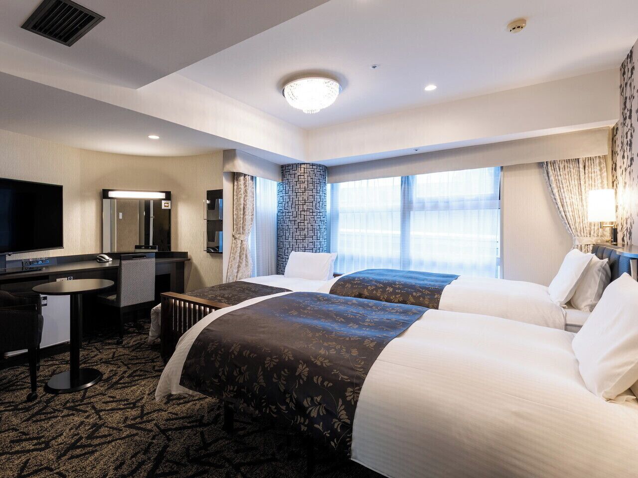 Camera tripla, non fumatori, ad angolo | Copriletto in piuma, una scrivania, tende oscuranti, Wi-Fi gratuito