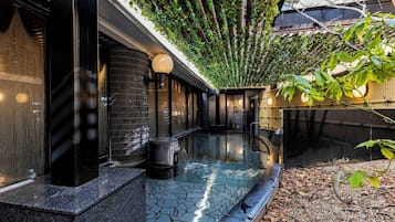 Nhà tắm công cộng