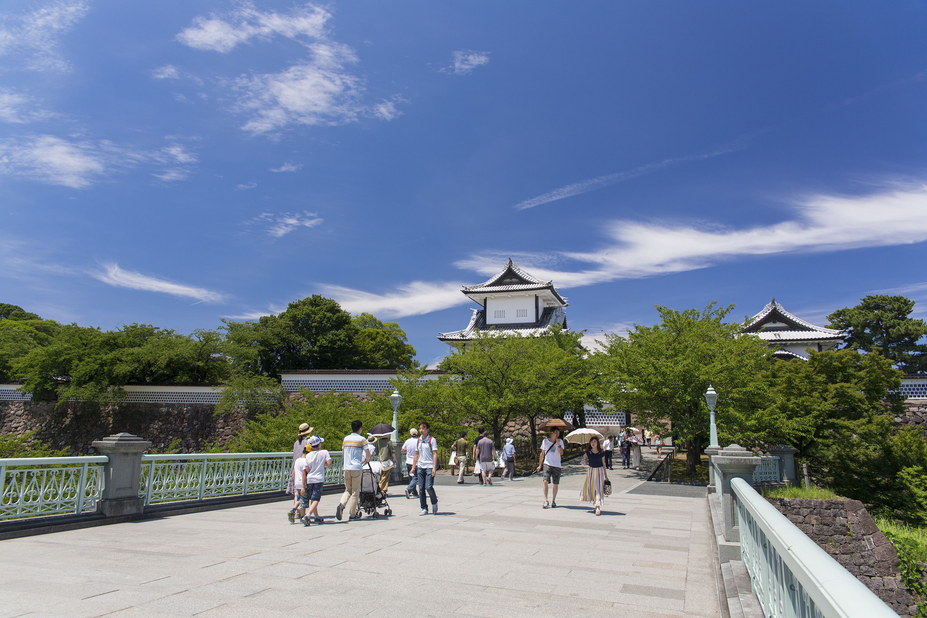 Een traditioneel Japans tempelcomplex met een grote pagode en omliggende bomen.