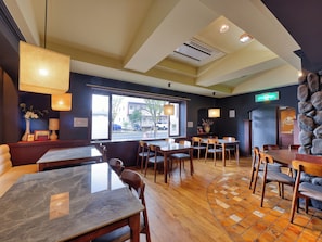 Breakfast and dinner served