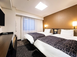 Cubrecamas, escritorio, cortinas blackout y wifi gratis 