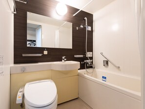 Combined shower/bathtub, free toiletries, hair dryer, slippers - APA Hotel Nagasaki Ekiminami (Nagasaki)