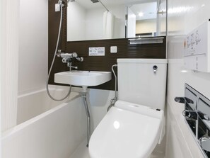 Combined shower/bathtub, free toiletries, hair dryer, slippers