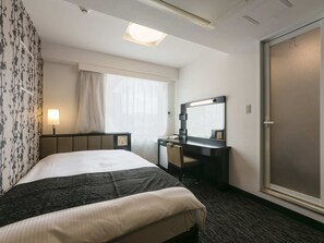 Desk, blackout curtains, iron/ironing board, free WiFi - APA Hotel Nagasaki Ekimae (Nagasaki)