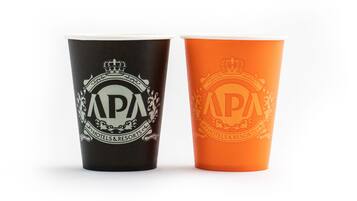 Deux tasses ornées du logo d’APA Hotels & Resorts, une noire et une orange.