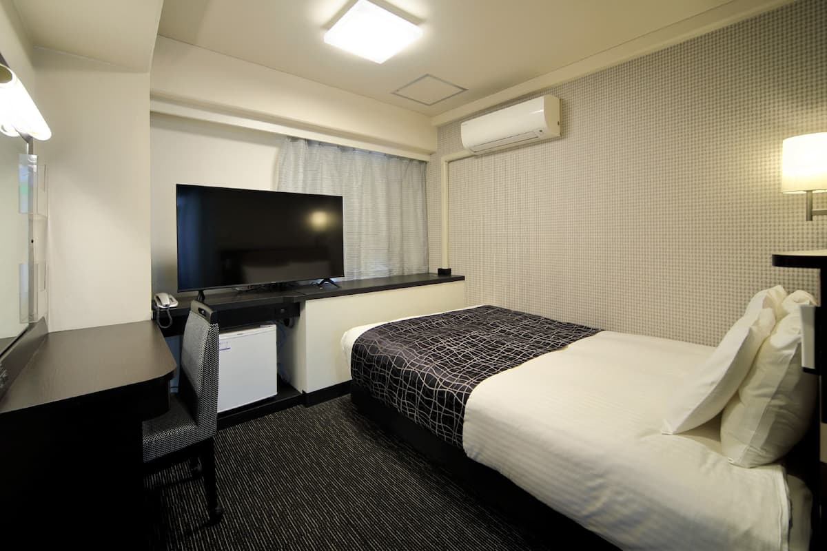 Premium bedding, down duvets, desk, blackout curtains