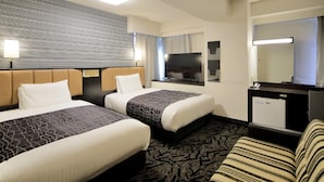 Ein Hotelzimmer mit zwei Betten, einem Fernseher, einem Schreibtisch und einem großen Spiegel.