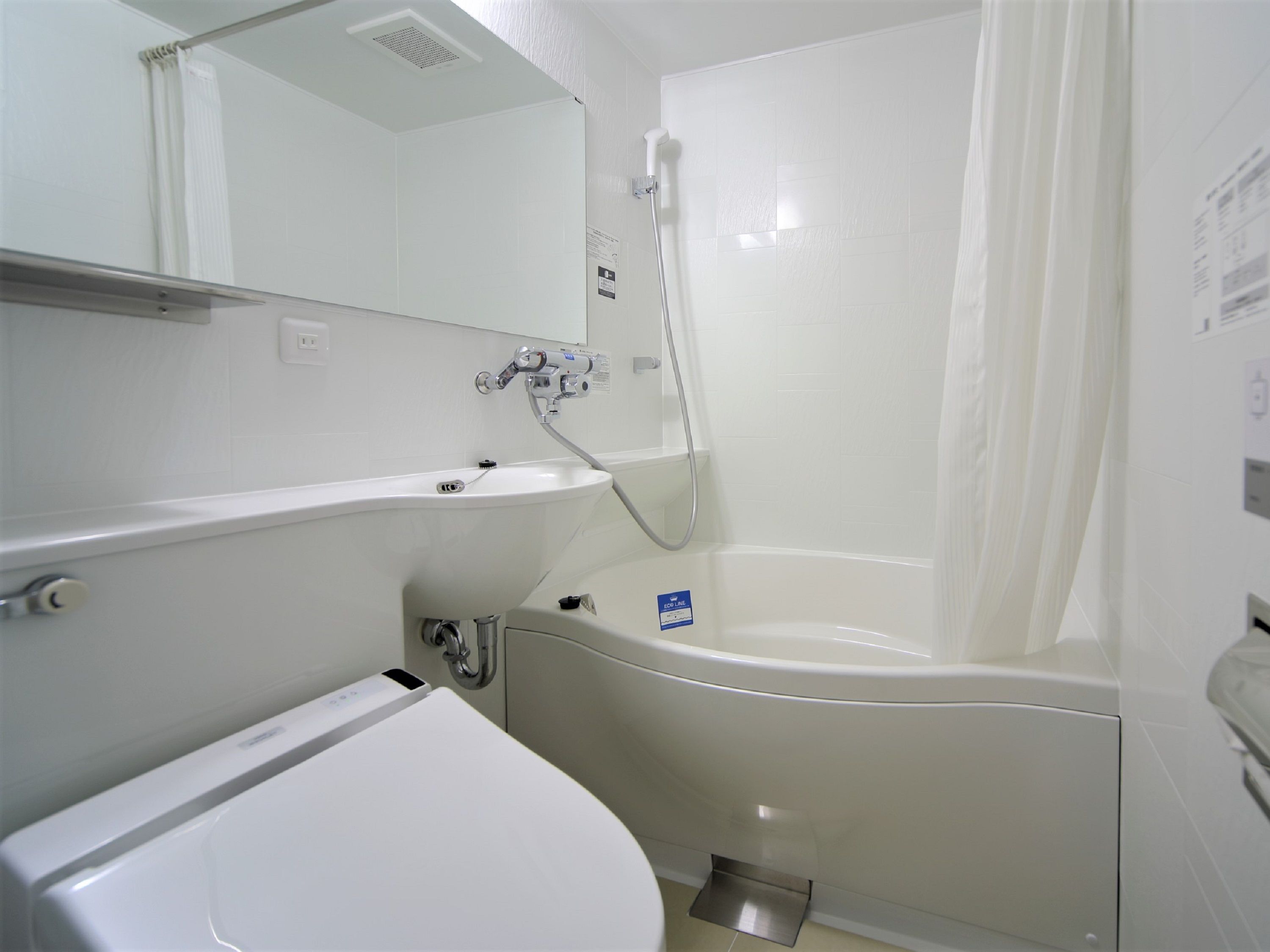 Combined shower/bathtub, deep-soaking bathtub, free toiletries
