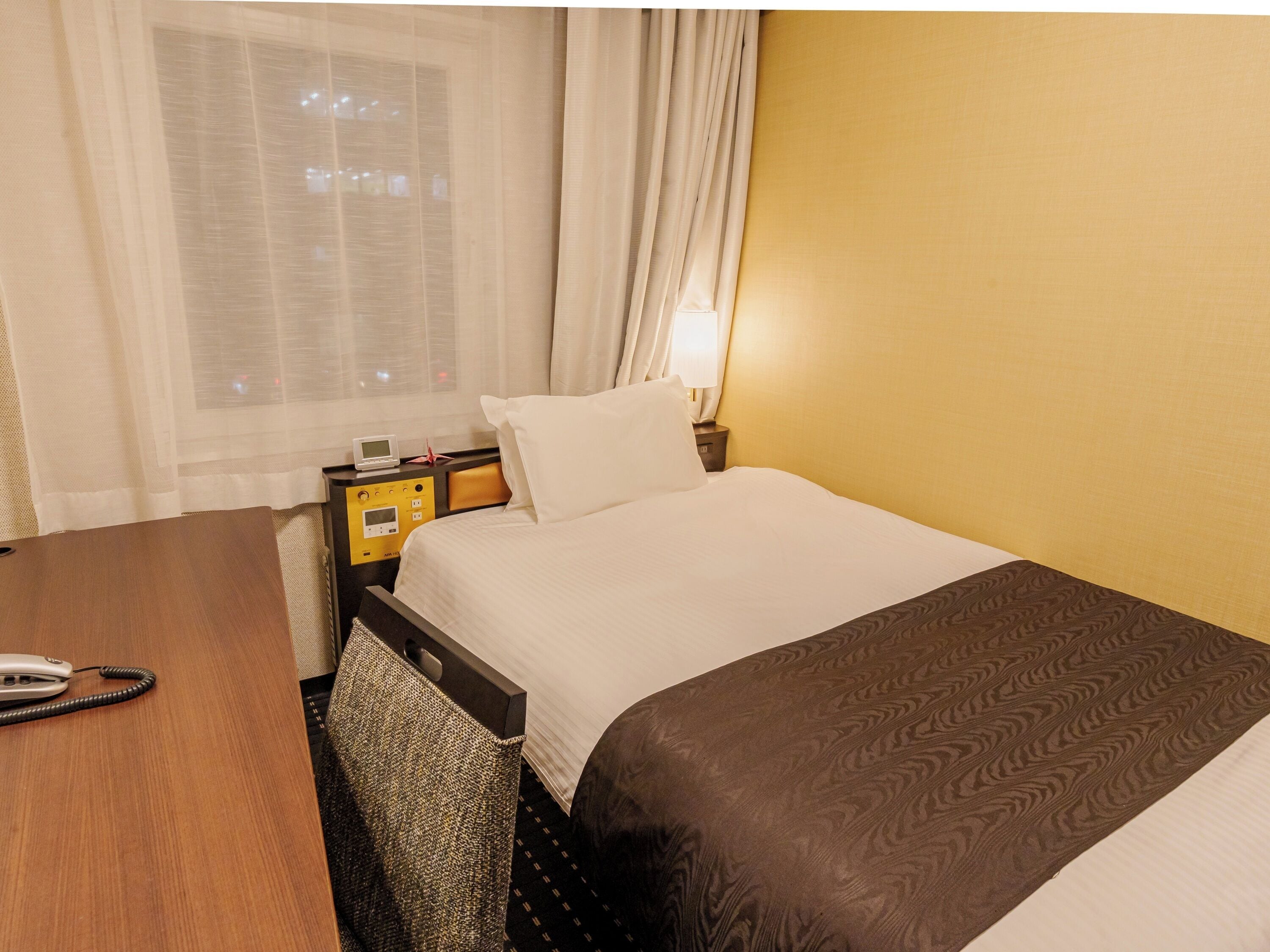 Edredones de plumas, escritorio, cortinas opacas y wifi gratis