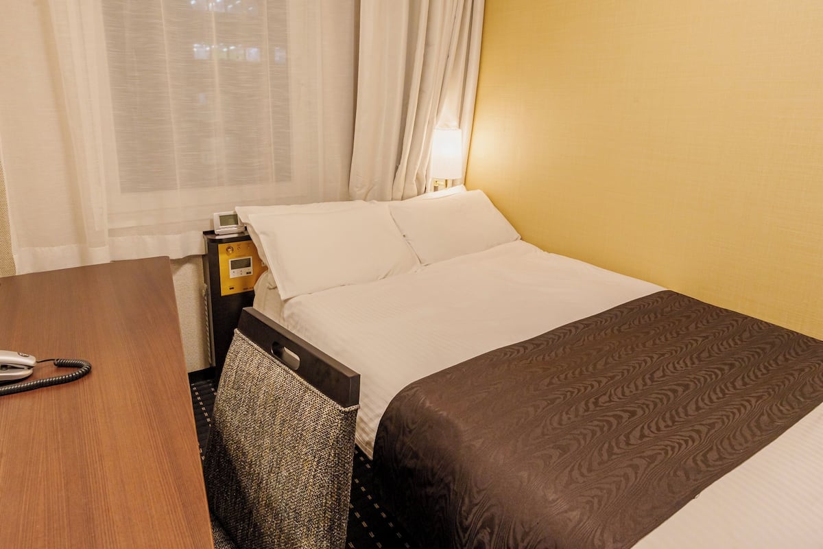 Down comforters, desk, blackout drapes, free WiFi