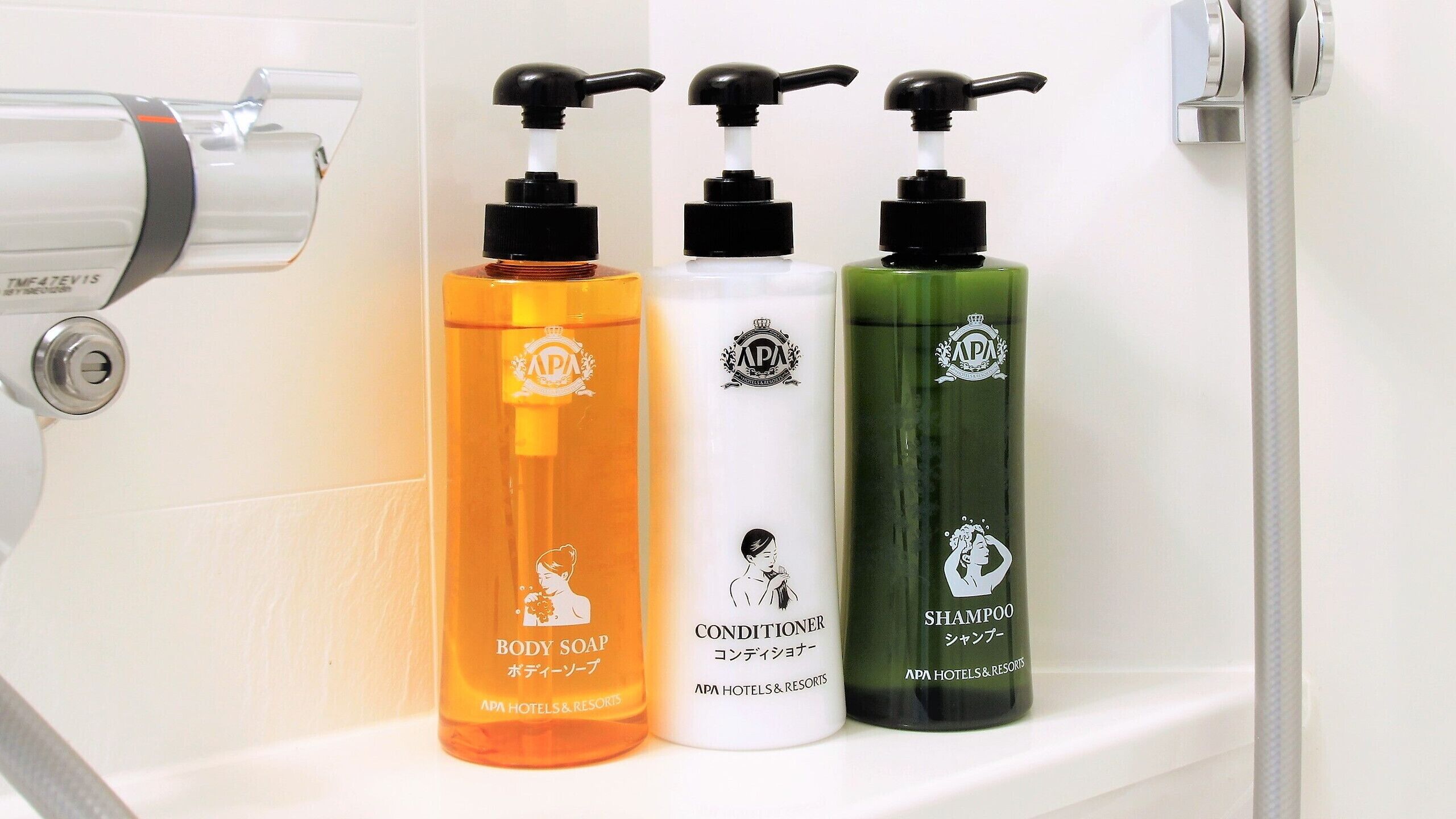 Bathroom amenities | Combined shower/tub, free toiletries, hair dryer, slippers