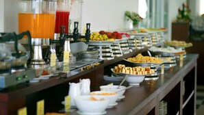 Un buffet proposant une variété de plats et de boissons.