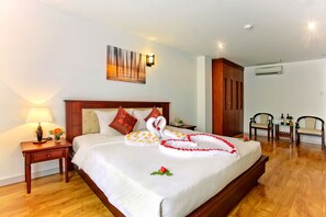 Suite Double Room | มินิบาร์, ตู้นิรภัยในห้องพัก, โต๊ะทำงาน, ผ้าม่านกันแสง