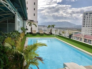 Outdoor pool, sun loungers - Sunny Hotel (Nha Trang)
