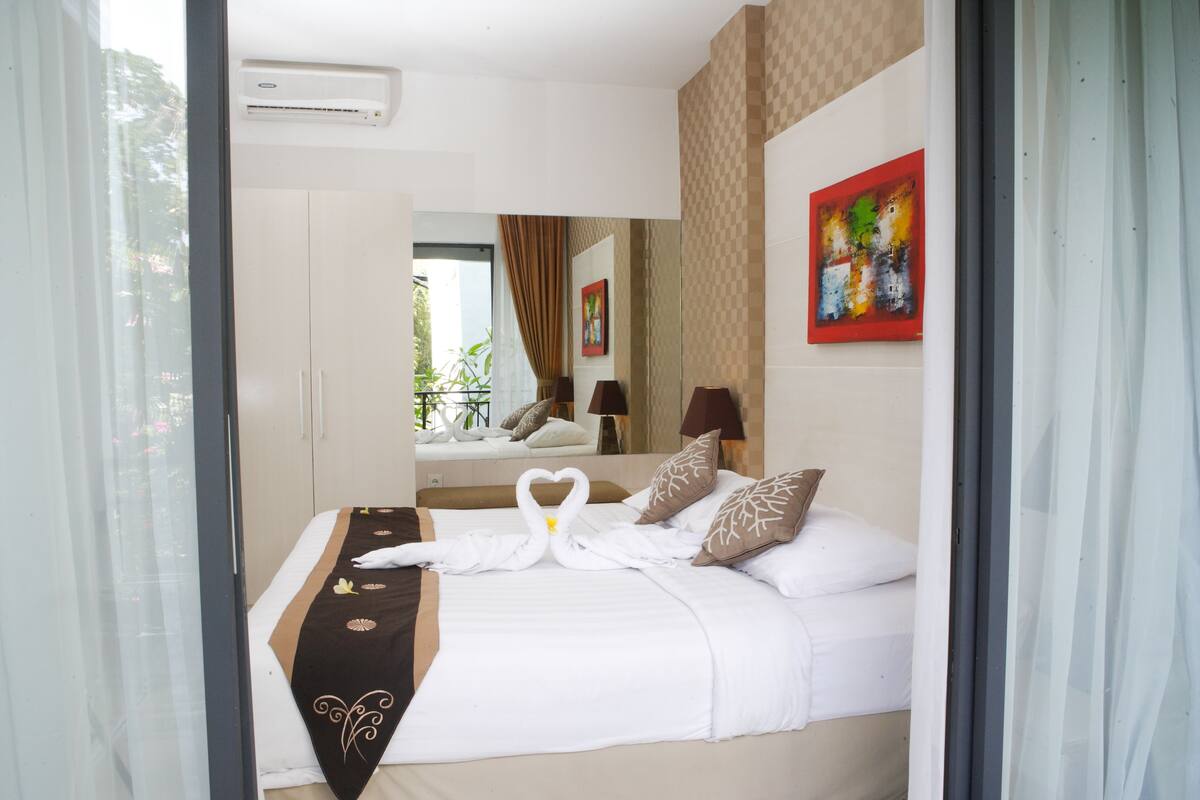 Suite, 1 Bedroom | Living area