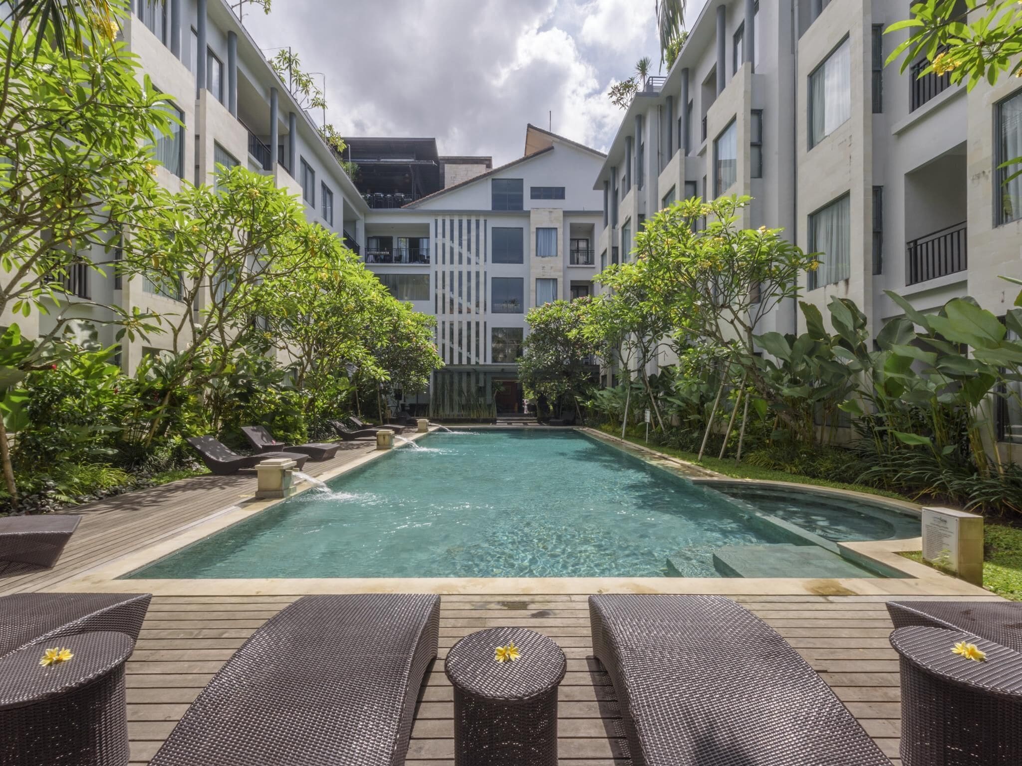 Utendørsbasseng og bassengparasoller