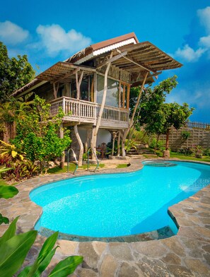 Villa, adgang til basseng (Bohol House) | Dundyner, minibar, safe på rommet og individuelt dekorert