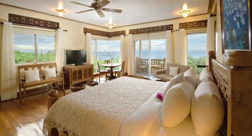 Cubrecamas, minibar y caja de seguridad en la habitación 