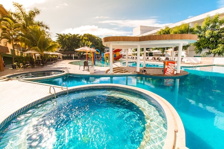 Outdoor spa tub. Portal Beach - Rede Soberano