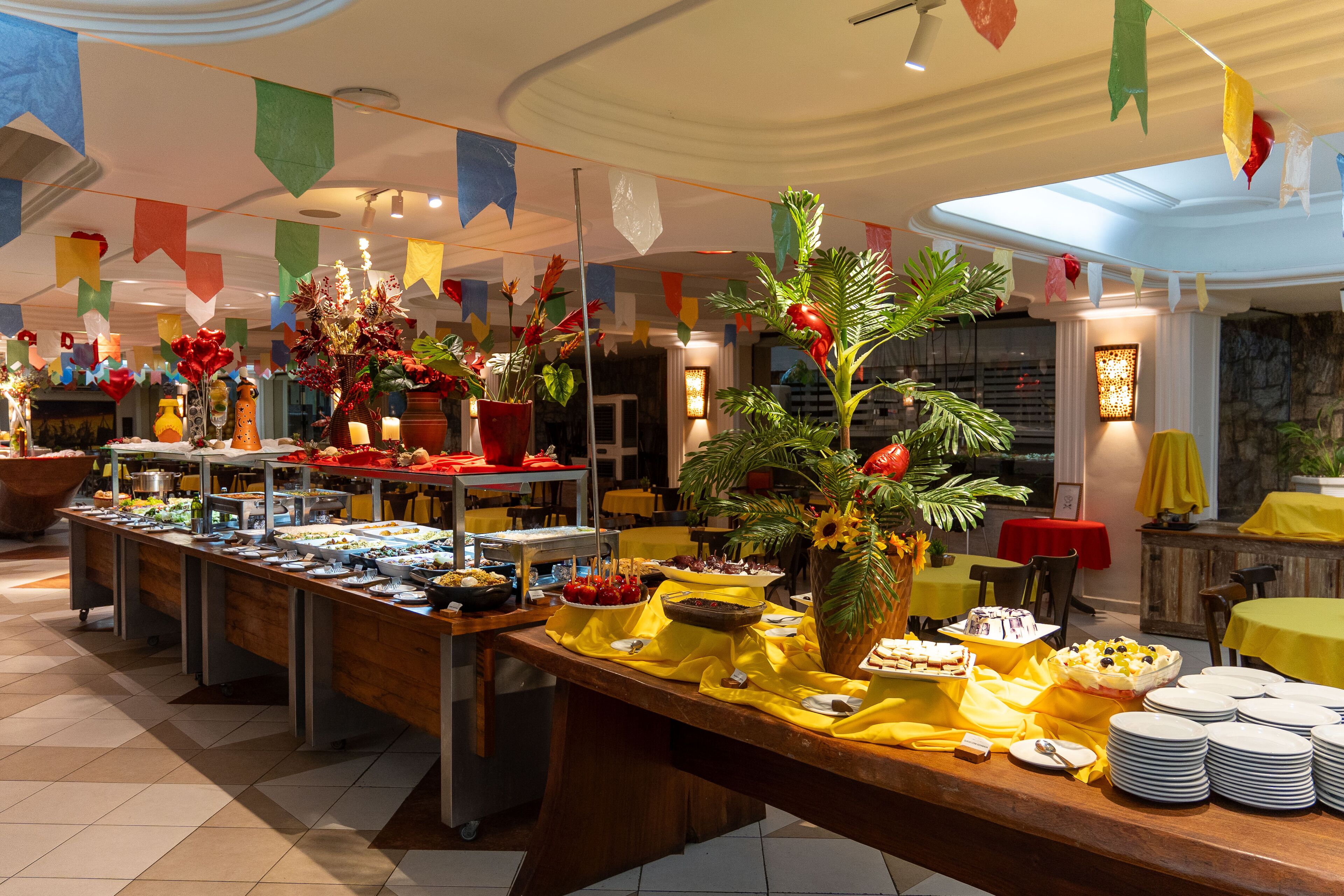 Un buffet proposant une variété de plats et agrémenté d’un centre de table décoratif.