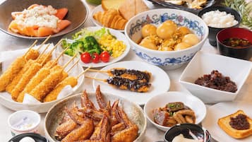 Daily cooked-to-order breakfast (JPY 1700 per person)