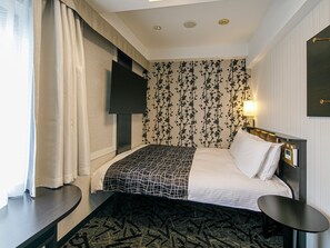 Una scrivania, Wi-Fi gratuito, lenzuola