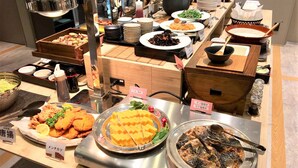 Päivittäinen buffetaamiainen (1300 JPY per henkilö)