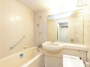 Bañera con ducha, bañera profunda, artículos de tocador gratuitos