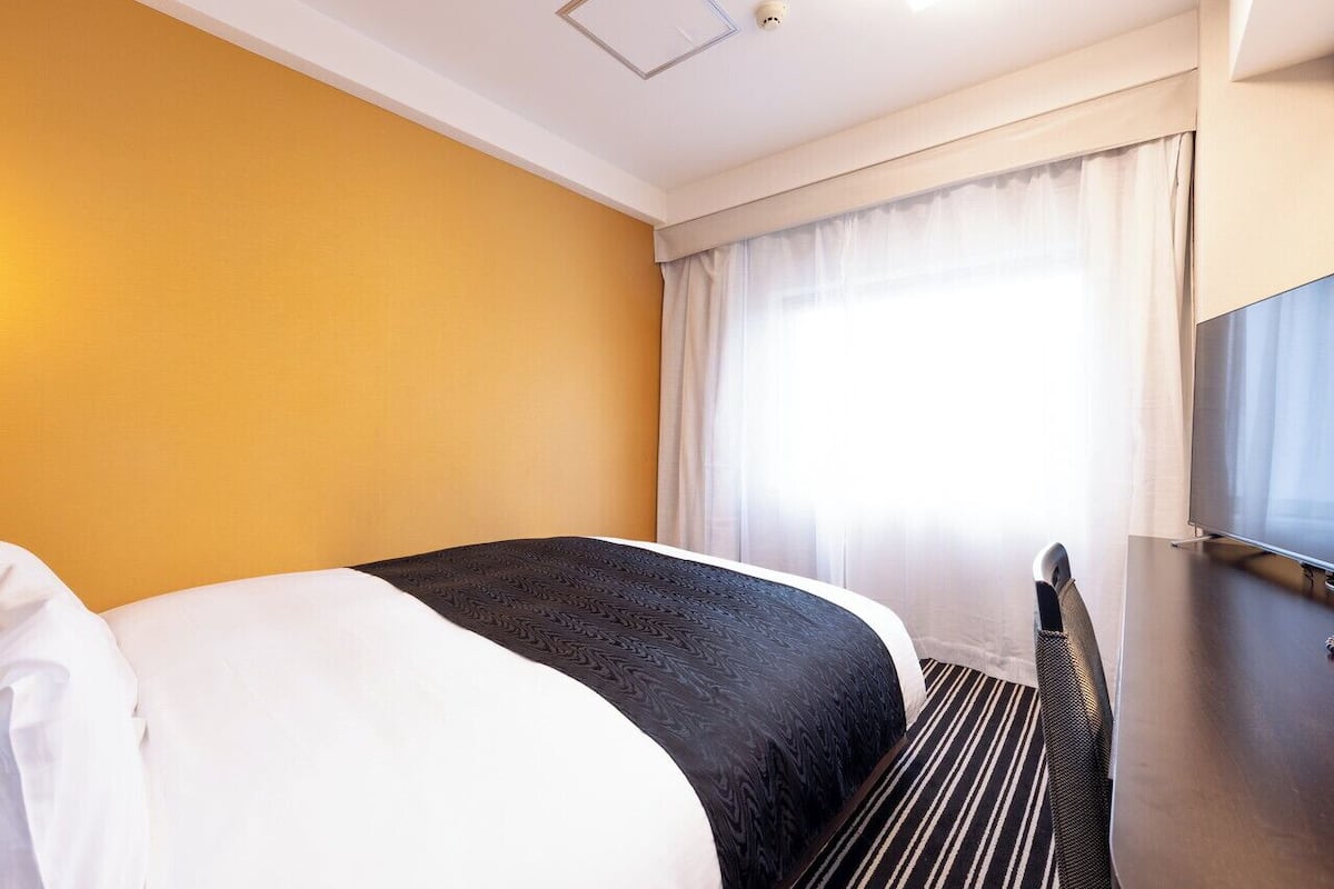 Down duvets, desk, blackout curtains, soundproofing